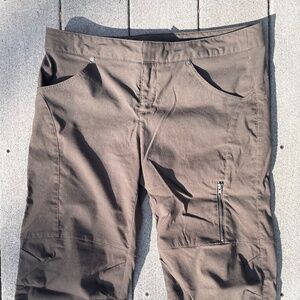 Athleta capri pants with zippered pocket